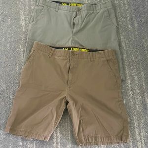 Lot of 2 Shorts. Tan and dark tan shade. Lee Extra Comfort shorts. Size 38’